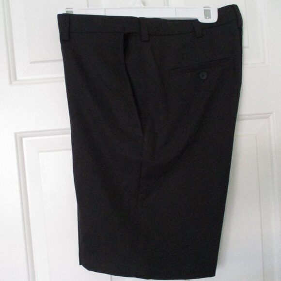 Haggar Cool 18 Mens Flat Front Black Expandable Waist Golf Short Pant NWT - 32W - Picture 2 of 3